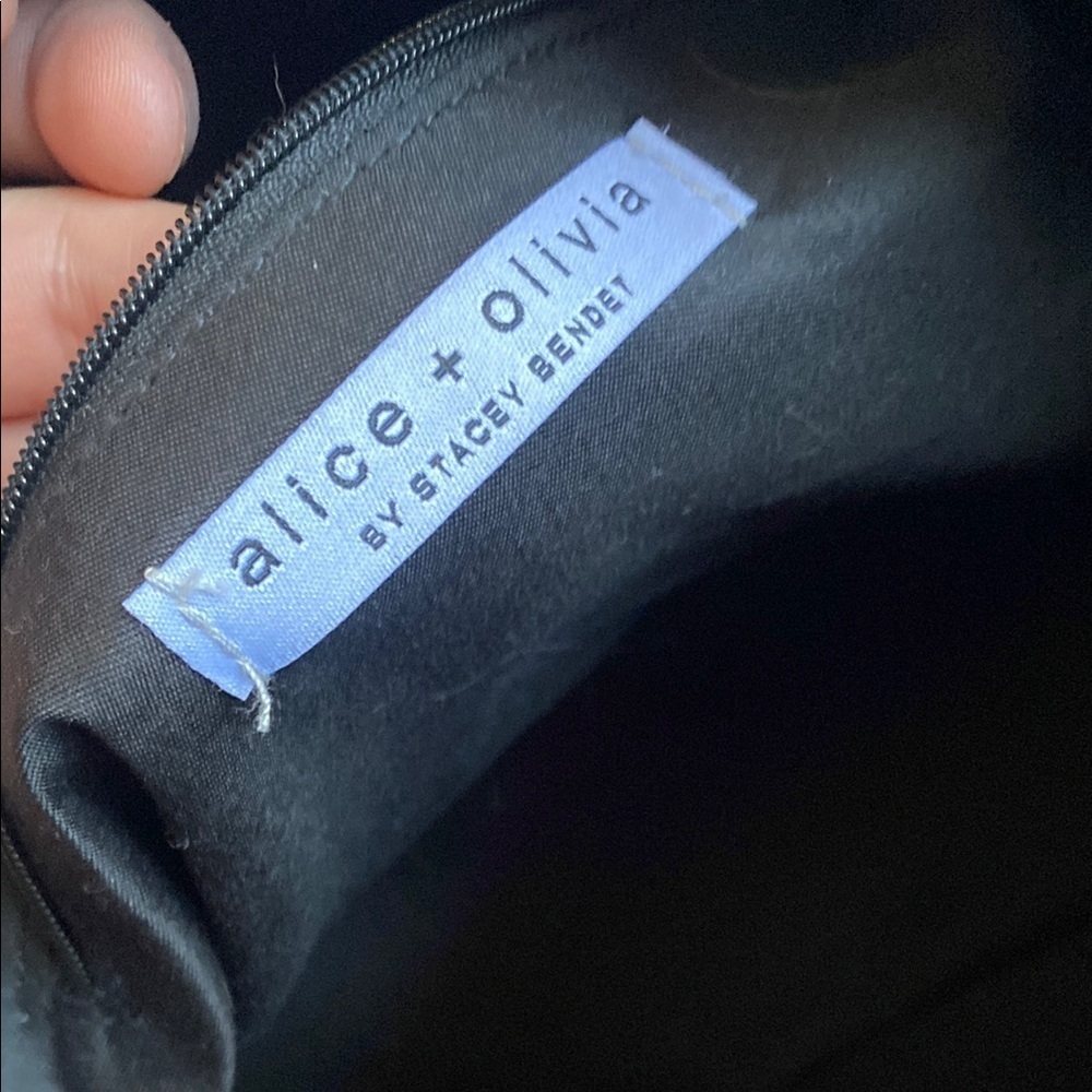 Alice + Olive X FABFITFUN DUFFEL Daisy Bag - Picture 8 of 11